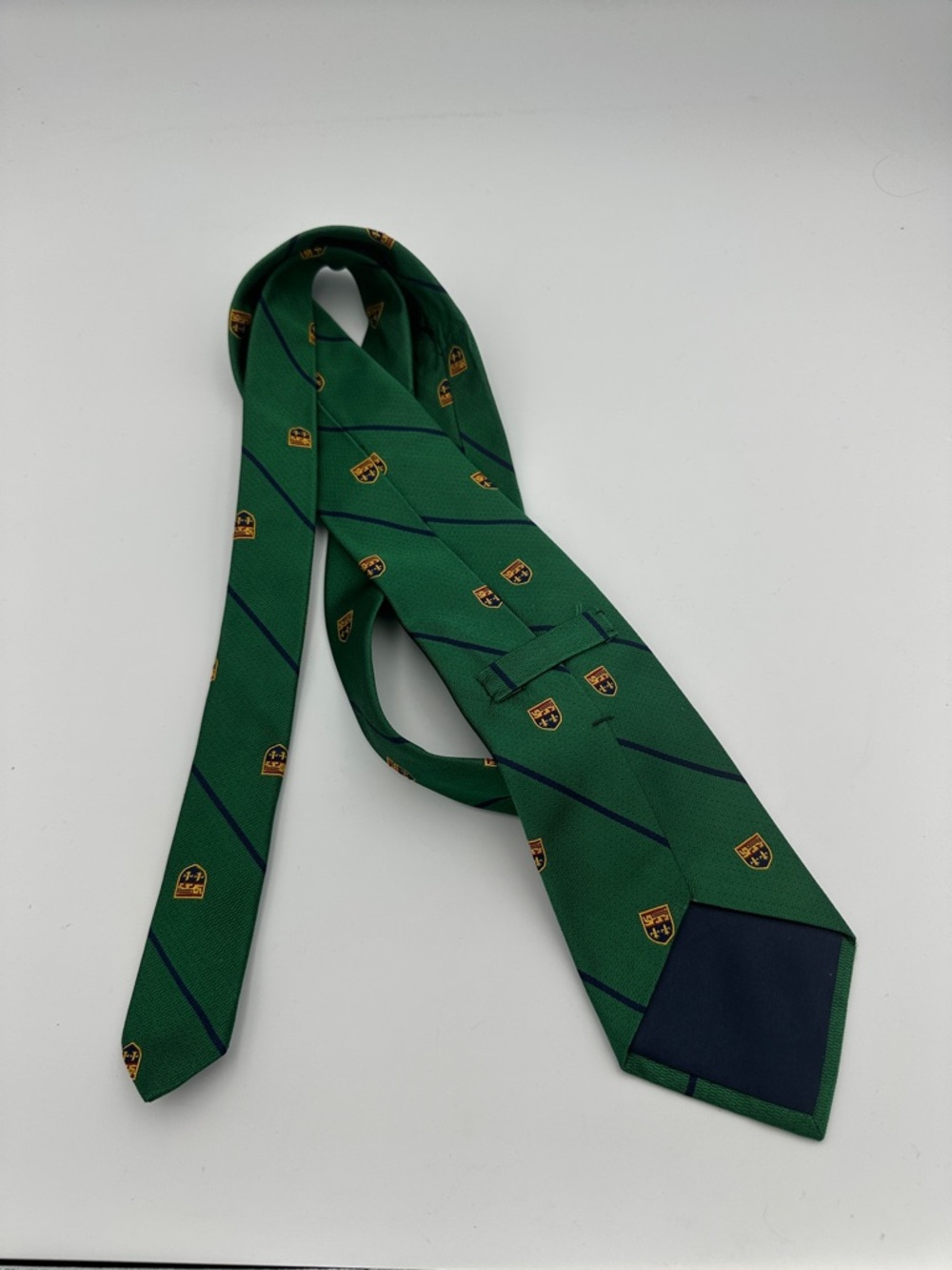 Polo Ralph Lauren tie is a vintage club tie featuring crest patterns on green - Picture 4 of 8